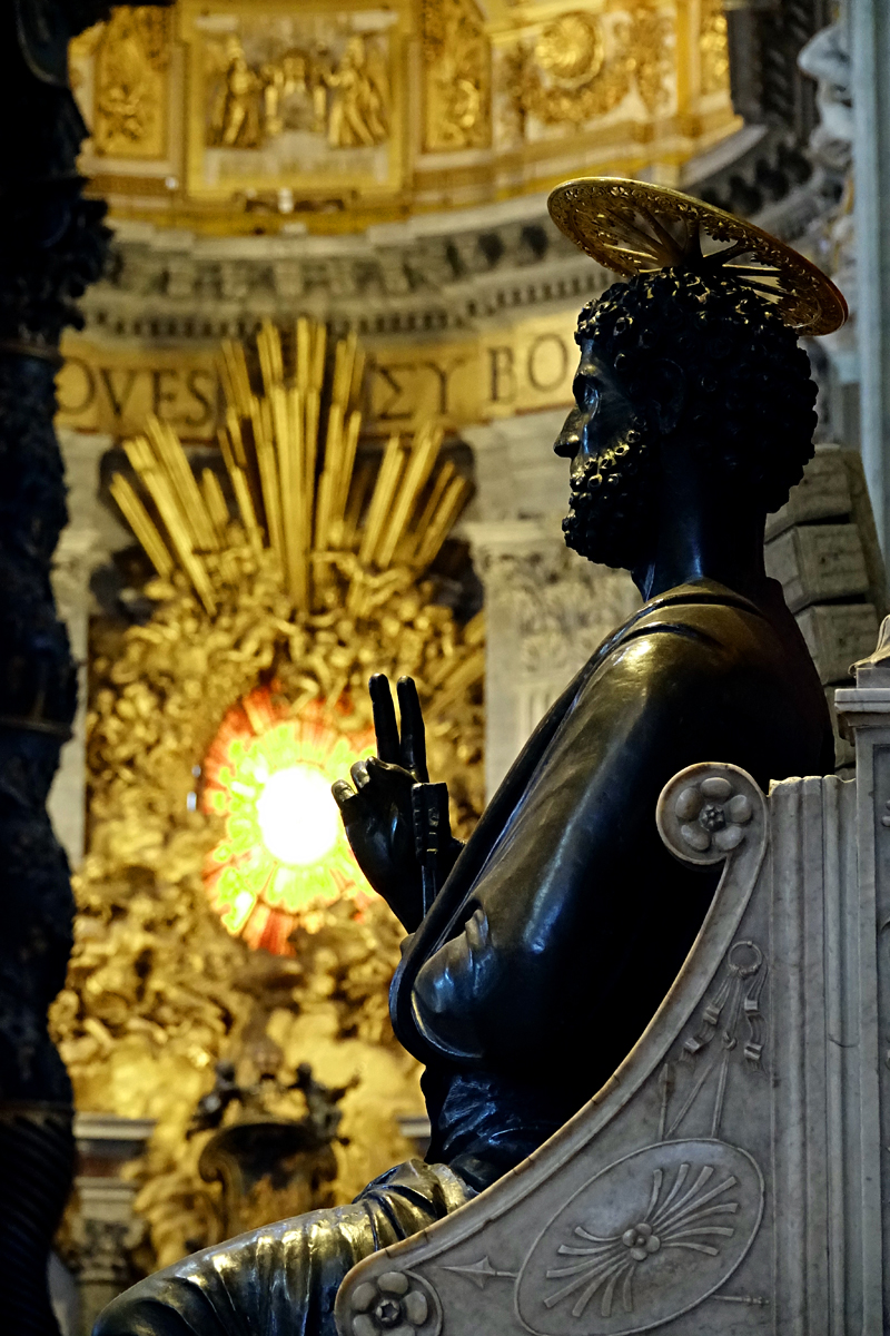 Petersdom - Statue des Petrus