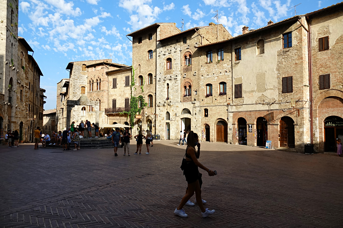 San Gimignano 2021 - Piazza della Cisterna San Gimignano 2021 - Piazza della Cisterna