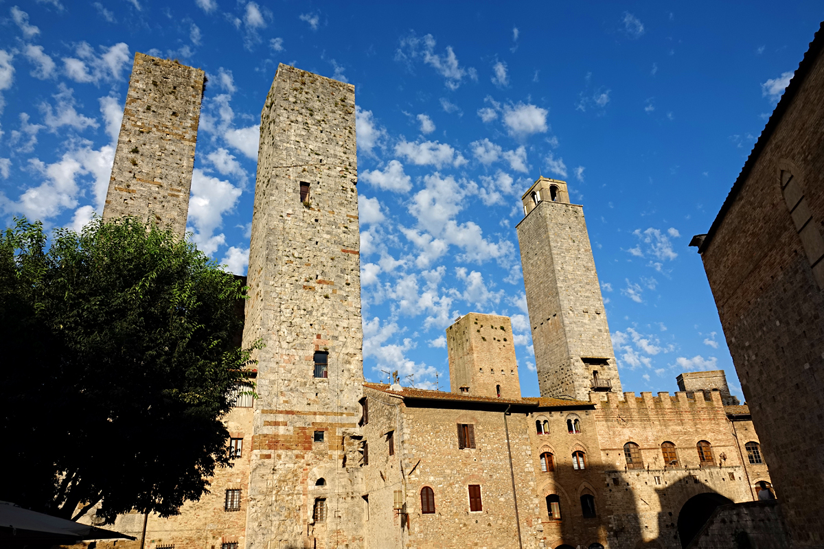 San Gimignano 2021 - Piazza delle Erbe San Gimignano 2021 - Piazza delle Erbe