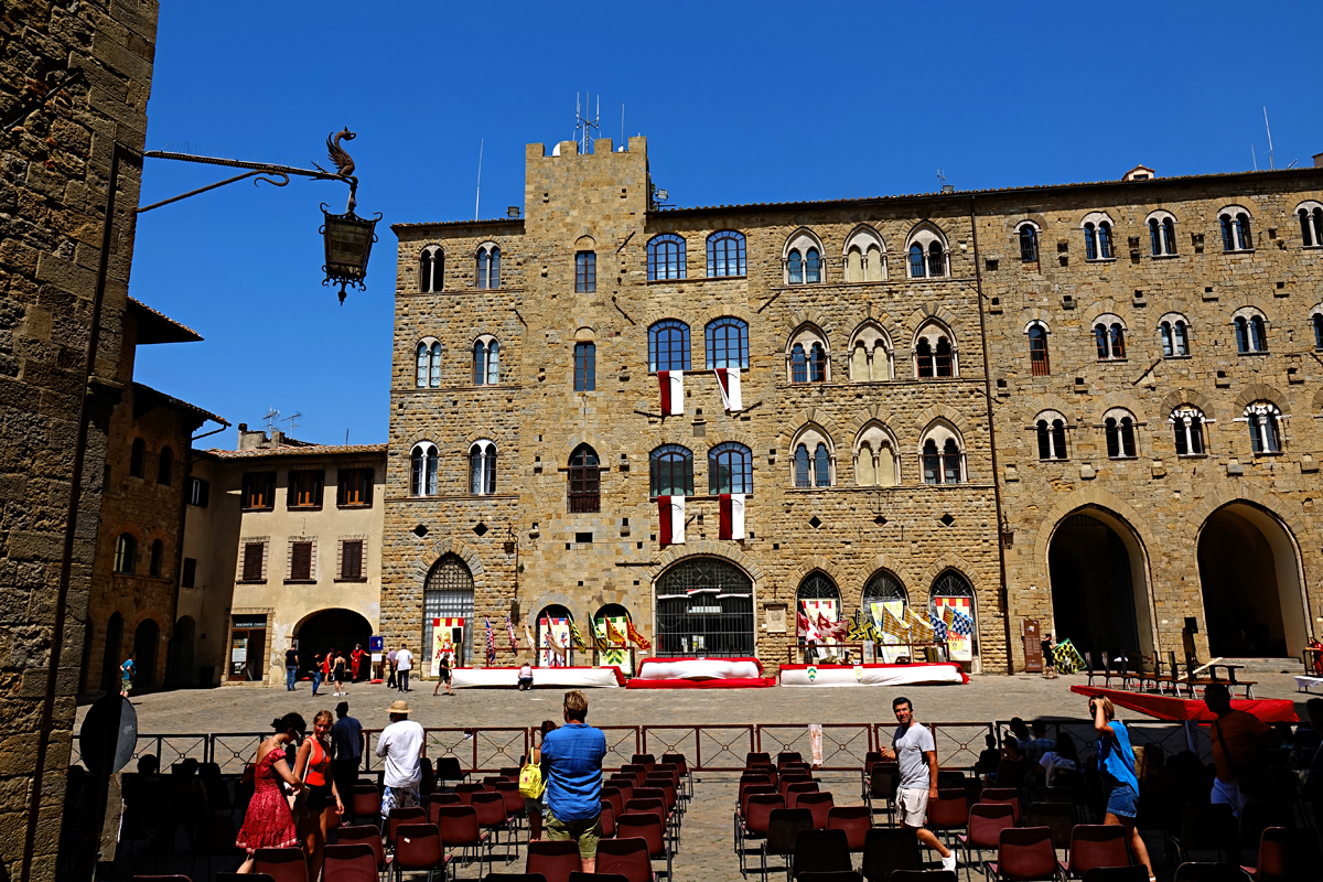 Volterra 2021 - Piazza dei Priori Volterra 2021 - Piazza dei Priori