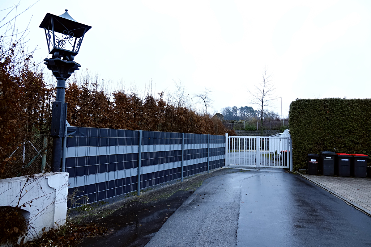 KZ Gusen - Böschungsmauer, darüber der ehemalige Standort der Remise KZ Gusen - Böschungsmauer, darüber der ehemalige Standort der Remise
