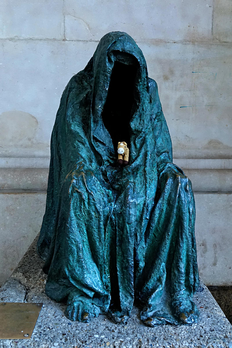 Salzburg 2020 - Pietá von Anna Chromy (Mantel des Gewissens)