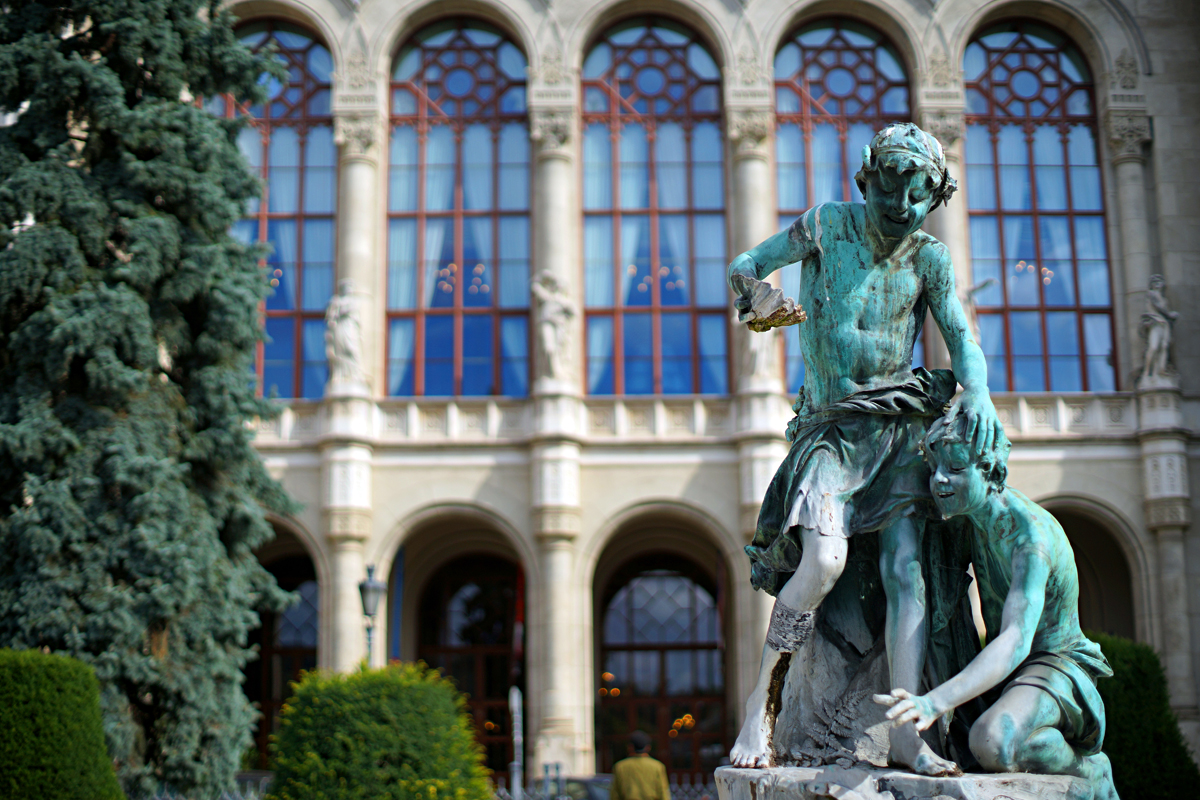 2025-10-11-Budapest-BUD00111 Kinderbrunnen mit fließendem Wasser