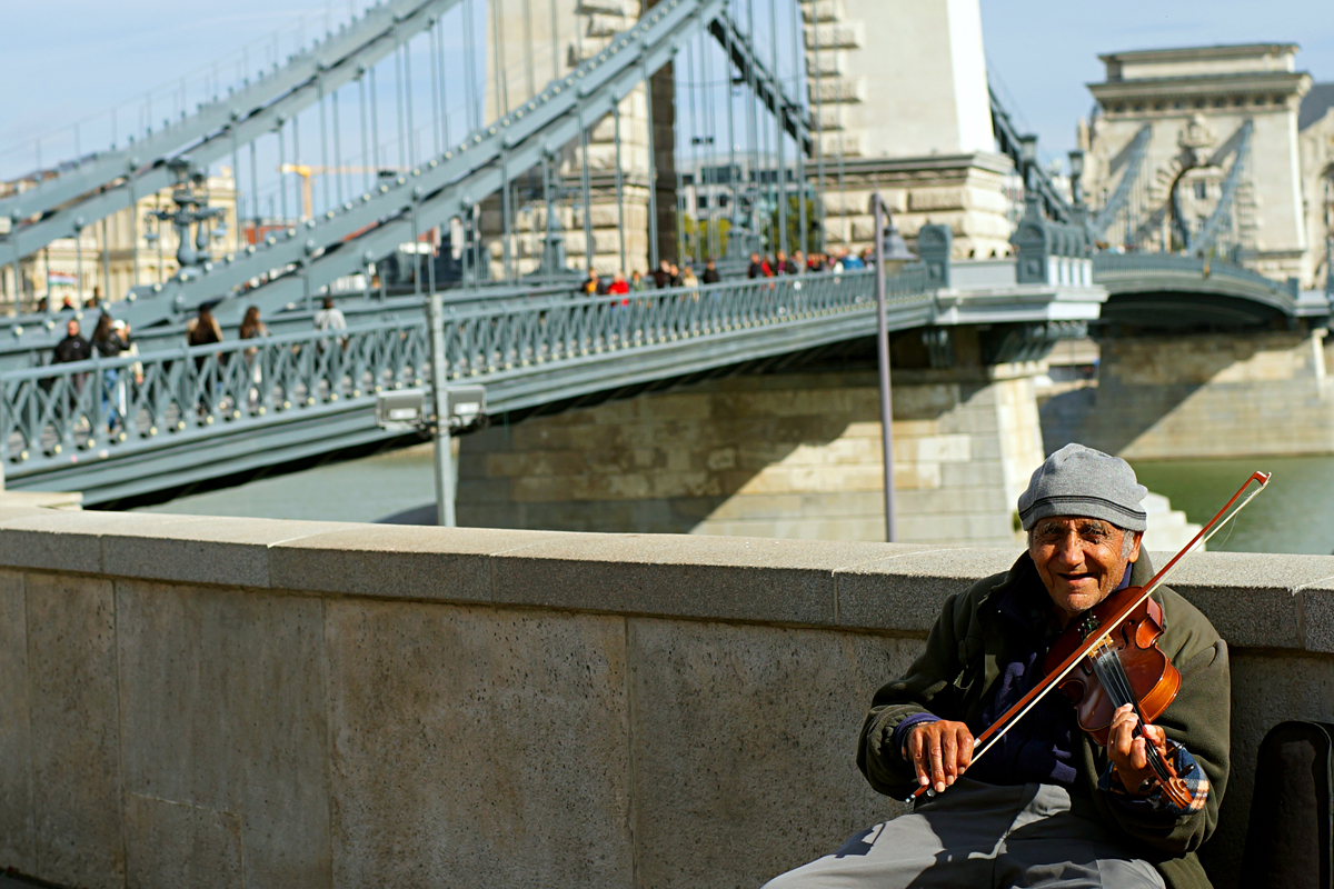 2025-10-11-Budapest-BUD00130a Straßenmusiker bei Kettenbrücke