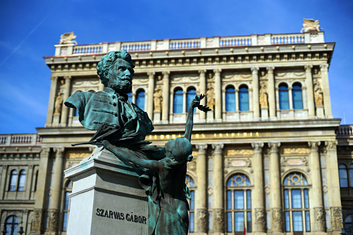 2025-10-11-Budapest-BUD00139 Ungarische Akademie der Wissenschaften, Gábor Szarvas Statue