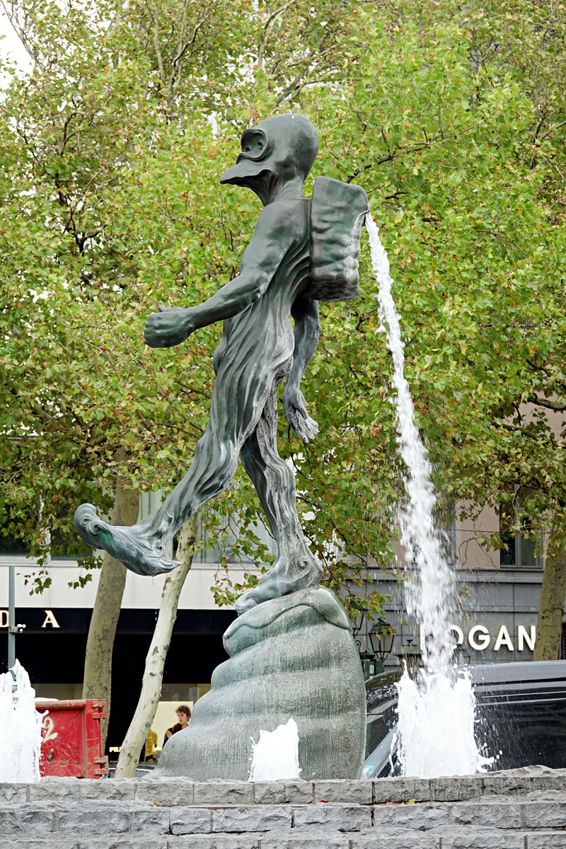 2025-10-31-Brüssel-BRU08355- Brüssel - Brunnen "Man from Atlantis" von David Cerny