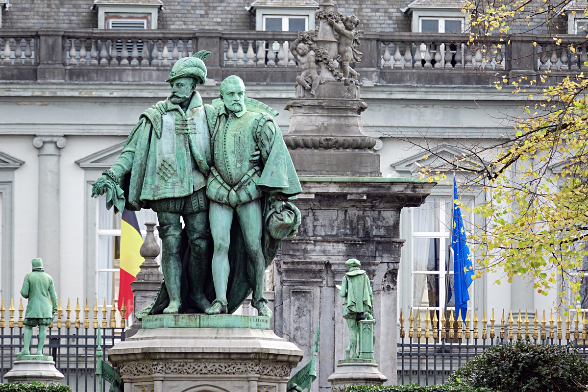 2025-10-31-Brüssel-BRU08402- Brüssel - Statue der Grafen Egmont und Hoorn