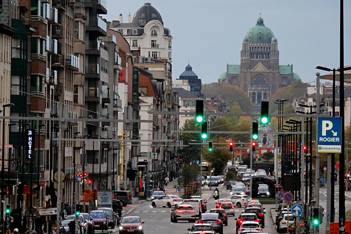 2025-10-31-Brüssel-BRU08511- Brüssel - Rue du Progrès mit Blick auf die Nationalbasilika des Heiligen Herzens