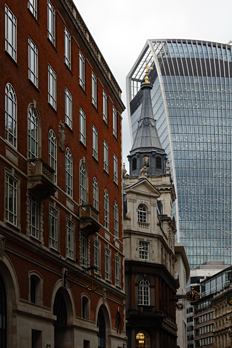 2020-01-03-London-DSC02479 London - Lombard Street: Walkie-Talkie hinter St. Mary Woolnoth