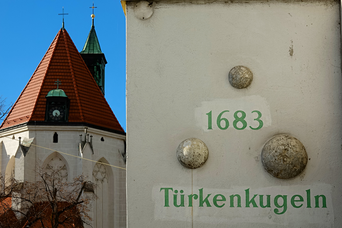 Wiener Neustadt - Bahngasse Türkenkugeln und Kapuzinerkloster